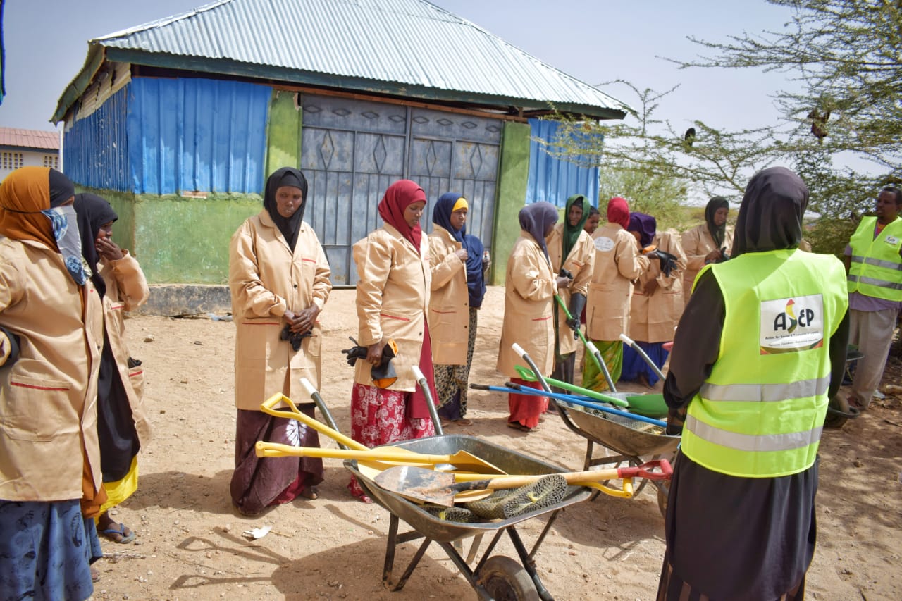 Belet Xaawo, Distribution of Sanitation Tools, Gears, and hand gloves to Environmental cleaners_2021-06-15(3)